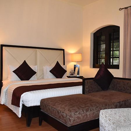 Ramada Plaza by Wyndham Karachi Airport Hotel Zewnętrze zdjęcie A bedroom at the resort