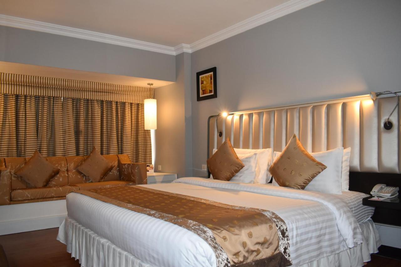Ramada Plaza by Wyndham Karachi Airport Hotel Zewnętrze zdjęcie A bedroom at the hotel