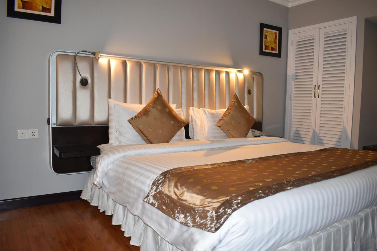 Ramada Plaza by Wyndham Karachi Airport Hotel Zewnętrze zdjęcie A bedroom at the hotel