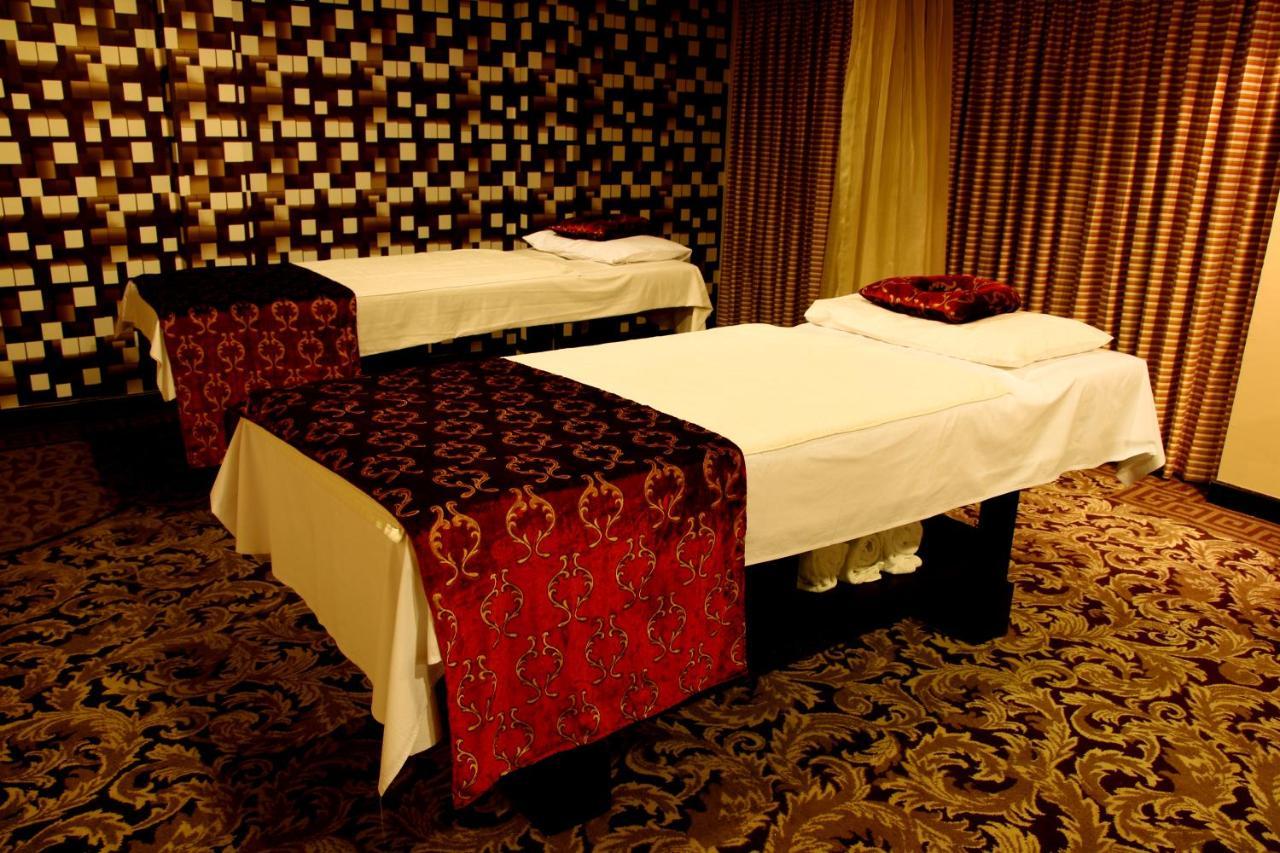 Ramada Plaza by Wyndham Karachi Airport Hotel Zewnętrze zdjęcie Massage beds