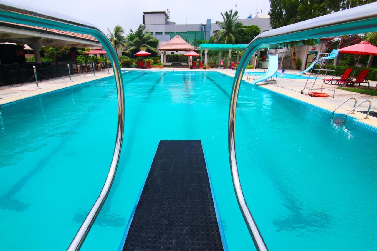 Ramada Plaza by Wyndham Karachi Airport Hotel Zewnętrze zdjęcie Swimming pool