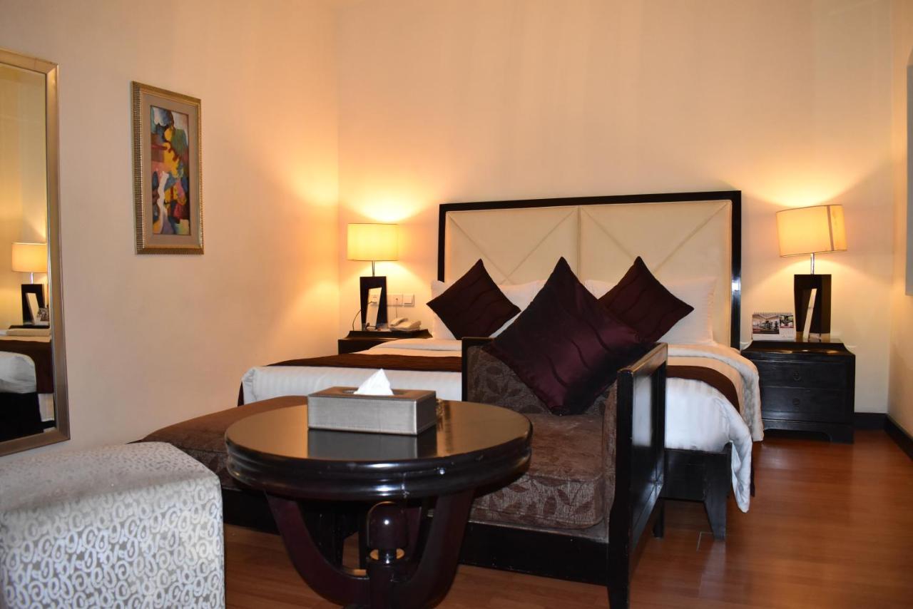 Ramada Plaza by Wyndham Karachi Airport Hotel Zewnętrze zdjęcie A bedroom at the Taj Bengal