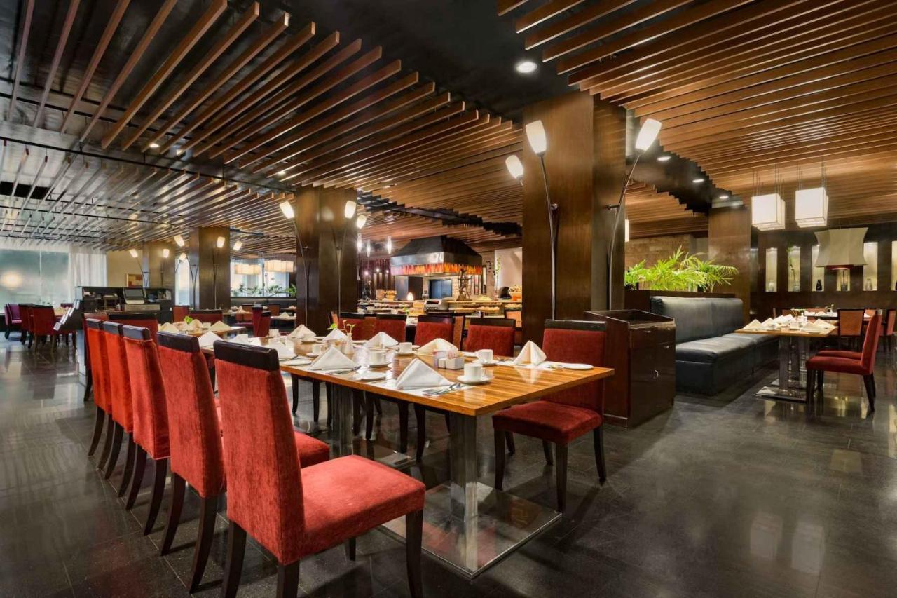 Ramada Plaza by Wyndham Karachi Airport Hotel Zewnętrze zdjęcie The interior of the restaurant