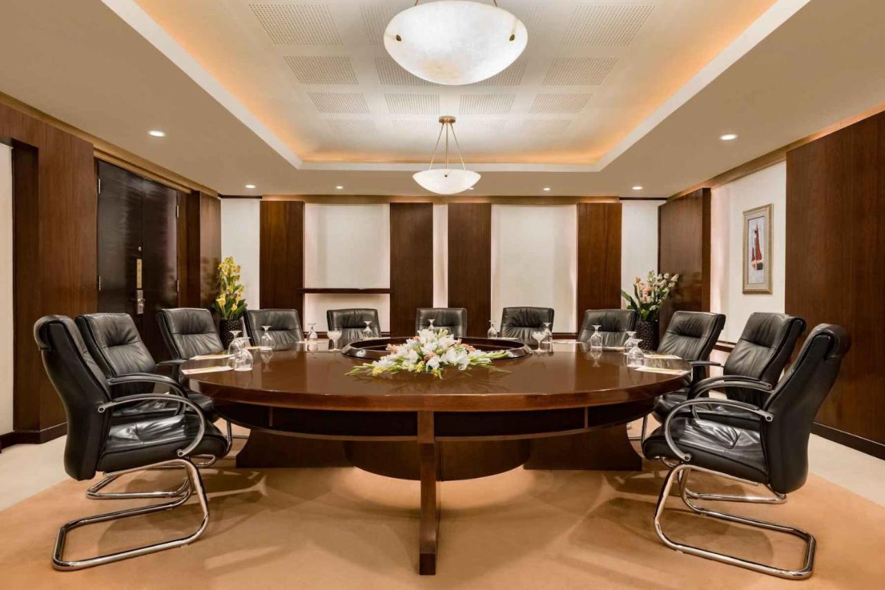 Ramada Plaza by Wyndham Karachi Airport Hotel Zewnętrze zdjęcie Boardroom at the Four Seasons Hotel, London