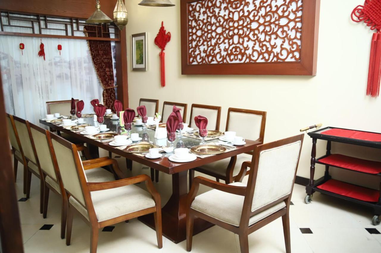 Ramada Plaza by Wyndham Karachi Airport Hotel Zewnętrze zdjęcie A dining room in a house in Malaysia