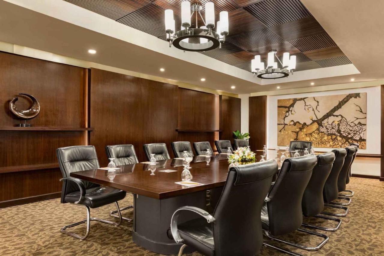 Ramada Plaza by Wyndham Karachi Airport Hotel Zewnętrze zdjęcie Boardroom at the Westin Mumbai International